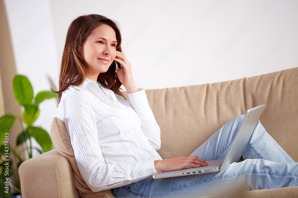 Frau mit Laptop beim telefonieren 스톡 사진 Adobe Stock