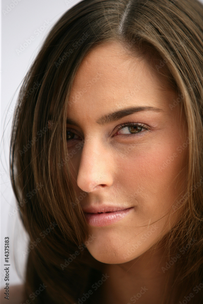 Portrait d'une jeune femme de face Portrait d'une jeune femme de face
