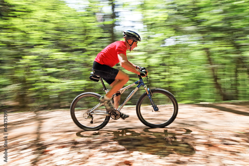 Obraz premium Senior mit Mountain Bike Fahrrad