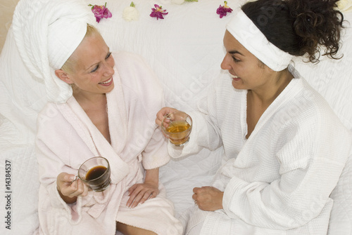 2 femmes prenant le thé dans un spa 5 photo