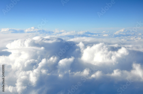 En vol au dessus des nuages © Delphotostock