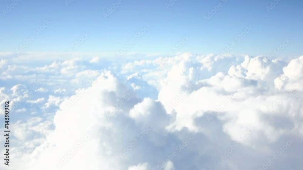 En vol au dessus des nuages - HD
