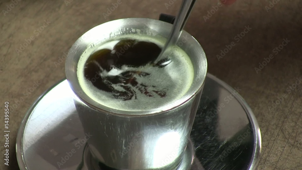 ajouter un sucre et mélanger son café