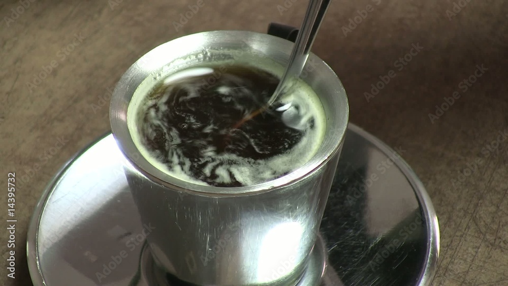 ajouter un sucre dans le café et mélanger