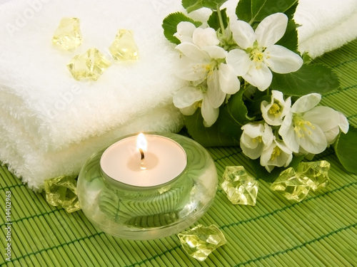 Body relax composition with aromatic candle and crystal
