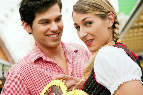 Paar mit Lebkuchenherz photo