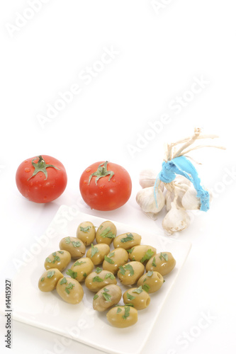 gruene Oliven und Tomaten als Beilage