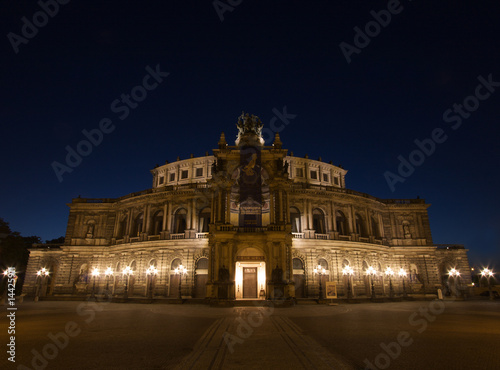 Semperoper Dresden bei Nacht © b.s.m.