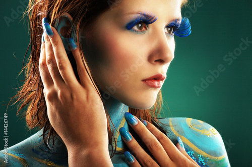 Model Gesicht Bodypainting in blautönen mit Ornamenten Nahaufnahme photo