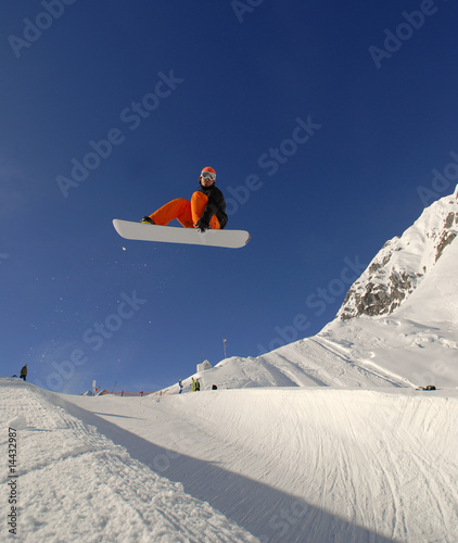 Sprung in der Halfpipe mit dem Snowboard