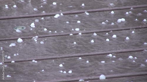 grêlons sur la terrasse