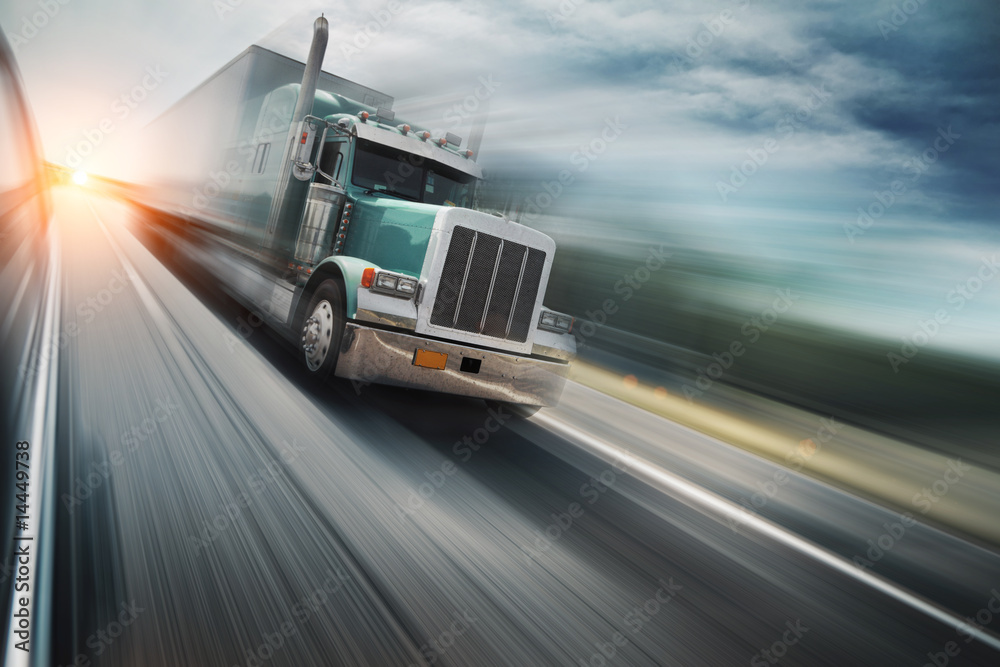 Obraz premium Amerykańska ciężarówka pędząca na autostradzie. Niewyraźny ruch.