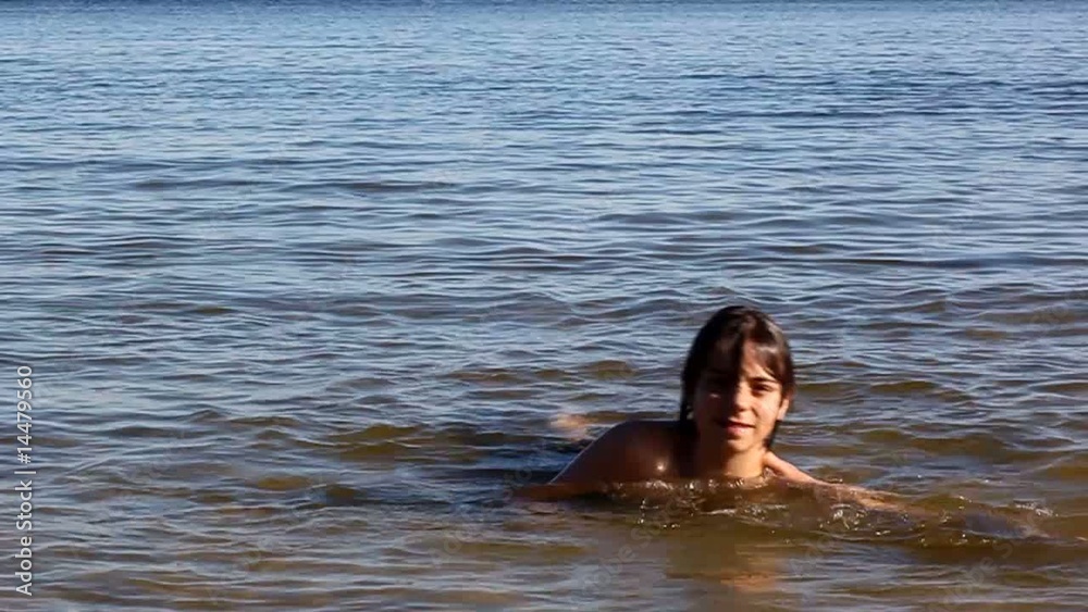 jouer avec un ballon dans l'eau jouer avec un ballon dans l'eau