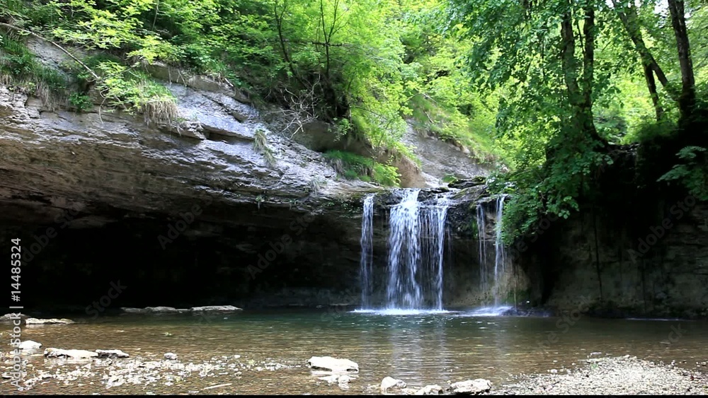 petite cascade dans le jura