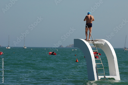 Homme sur un plongeoir photo