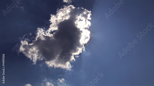 Sonne kommt hinter Wolke vor