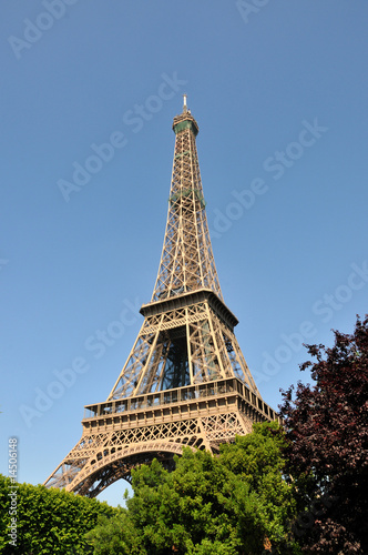 Tour Eiffel, Paris - Arbres au premier plan © Jeff Alcaras