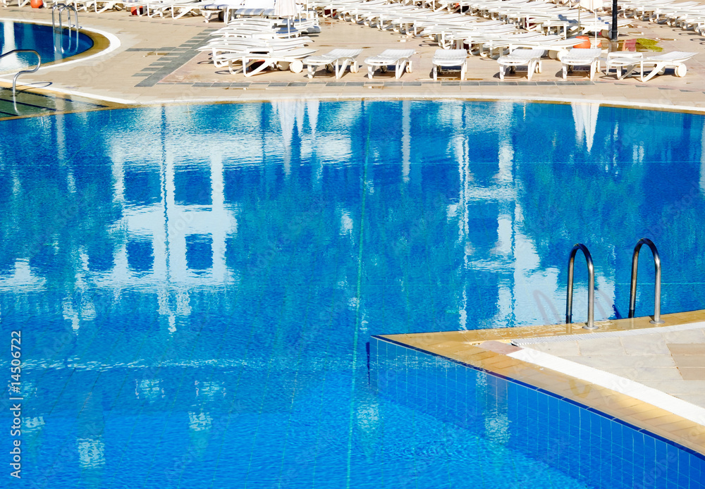 Obraz premium Swimming pool with hotel building reflection, Antalya, Turkey