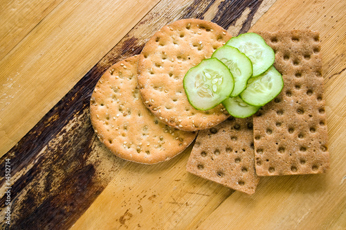 Obraz na plátně crackers and cucumber pieces on textured flatness