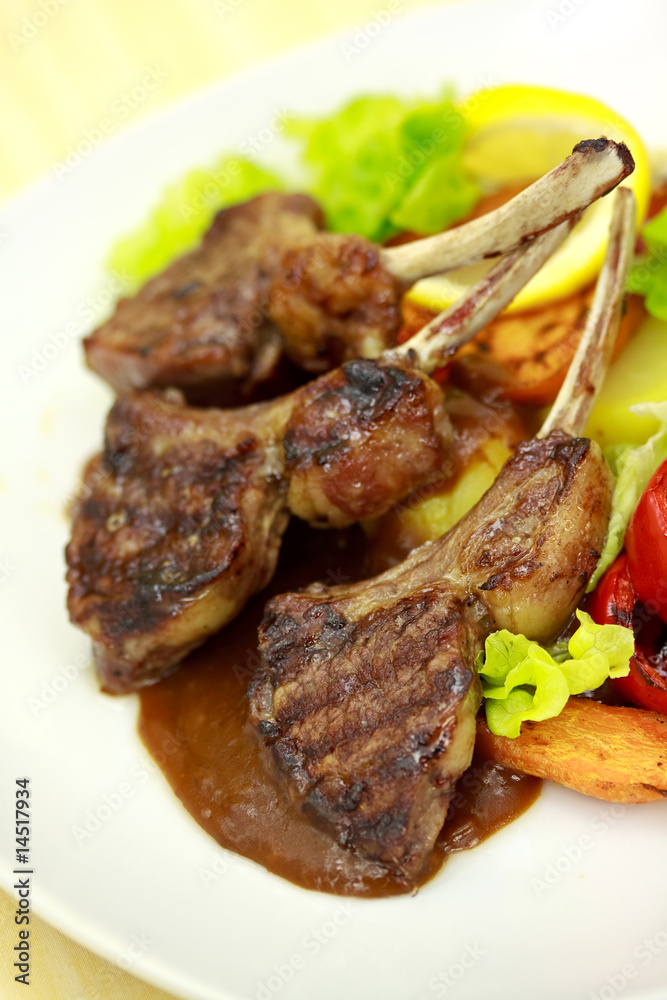 Lamm Medaillons - Filet- mit Gemüse,gebackenen Tomaten Lamm Medaillons - Filet- mit Gemüse,gebackenen Tomaten