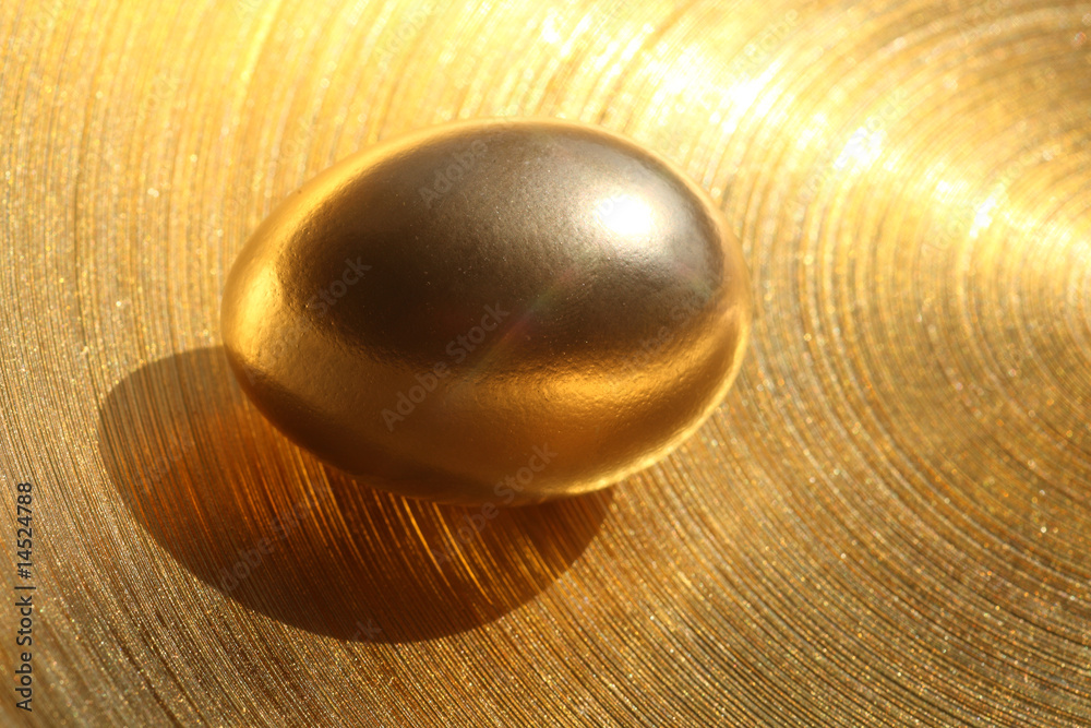 Obraz premium goldenes Ei auf goldener Schale