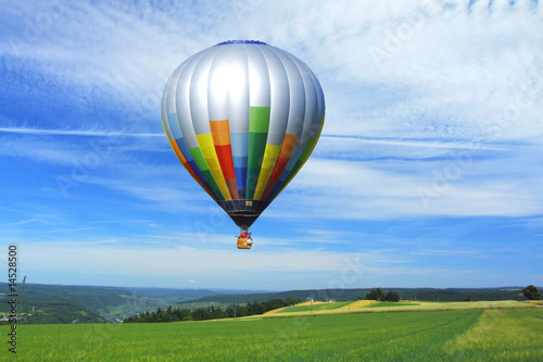 Ballon über Feldern photo