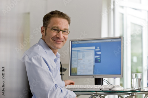 Mann am Bildschirm photo