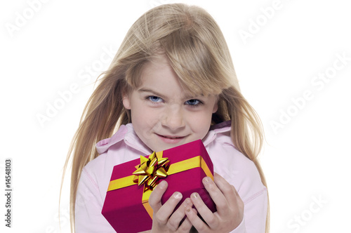 bellissima bambina bionda tiene tra le mani un regalo photo