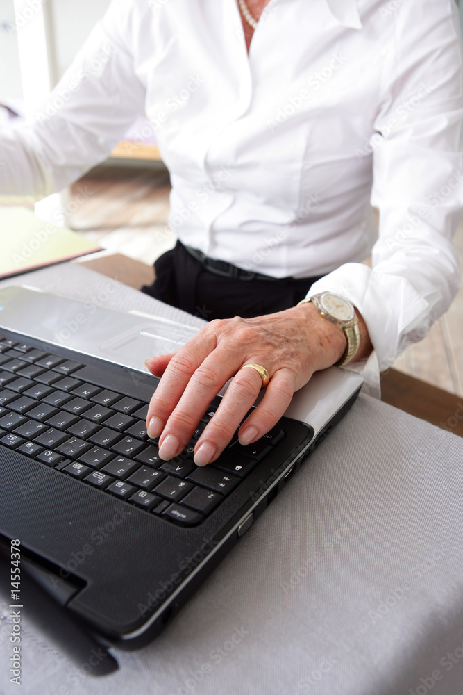 main de femme sur clavier d'ordinateur portable main de femme sur clavier d'ordinateur portable