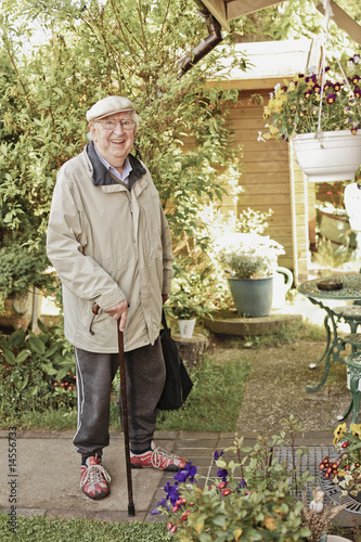 Foto Old man (92 yrs.) in his garden