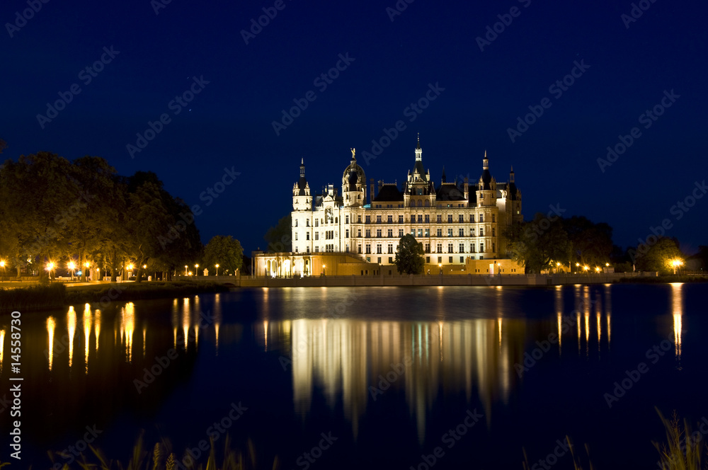 Fototapeta premium Schwerin at night