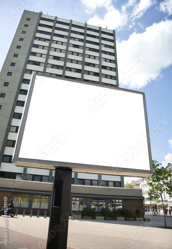Plakatfläche vor einem Hochhaus