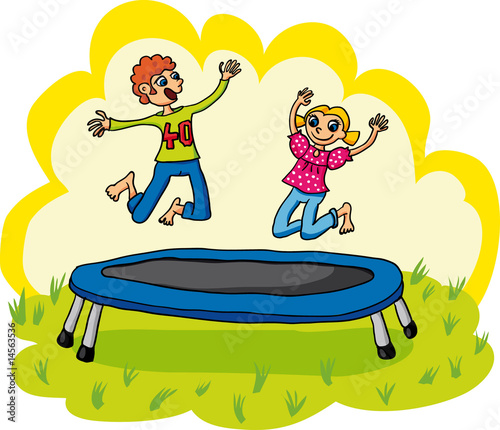 Kids hüpfen auf einem Trampolin im Sommer.