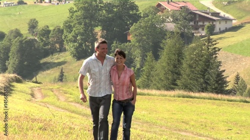 Coppia passeggia in montagna