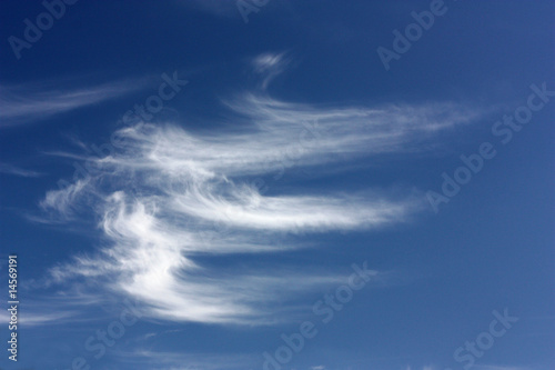 Foto Federwolken am blauen Himmel