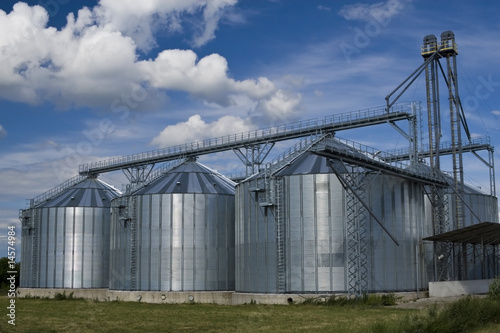 Agricultural silo © Justinb