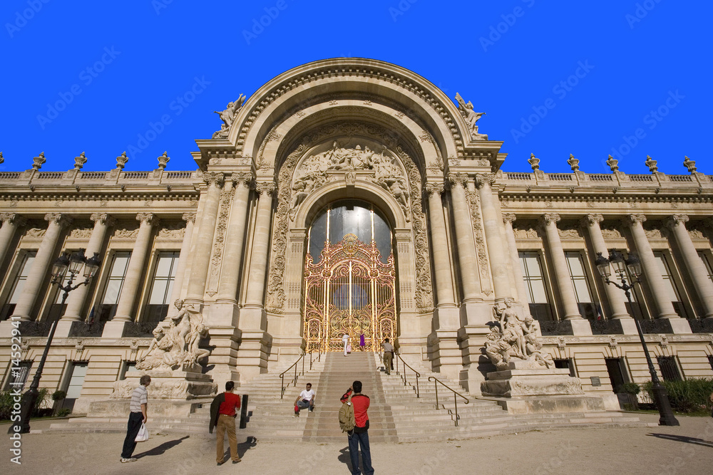 france,paris,petit palais : touristes