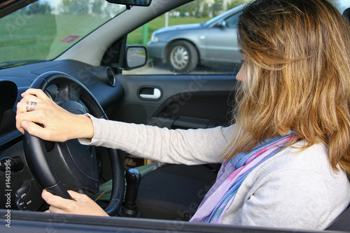Young woman driving © Imagenatural