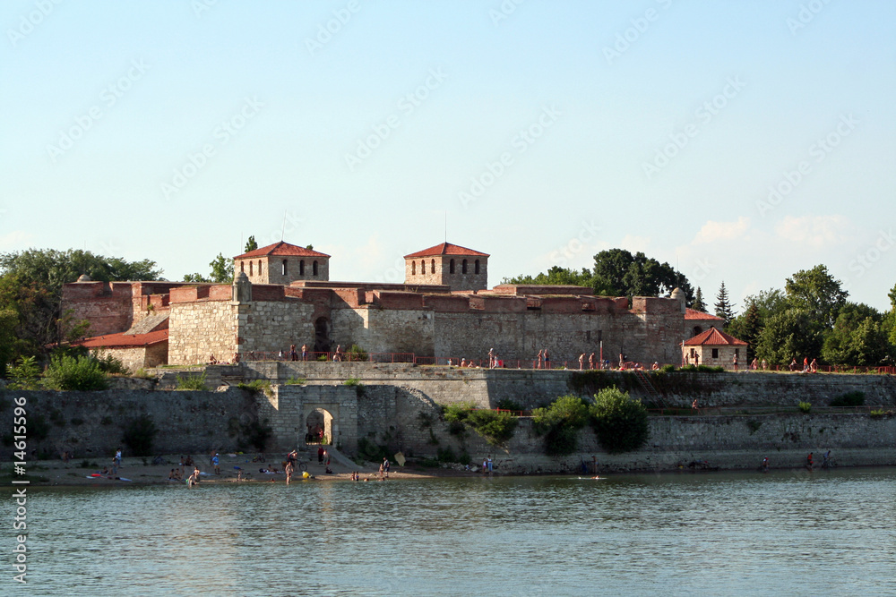 Festung Baba Wida in Vidin (Bulgarien) mit Badenden am Donauufer
