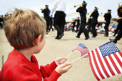 Принти на полотні Young boy watching the memorial day parade