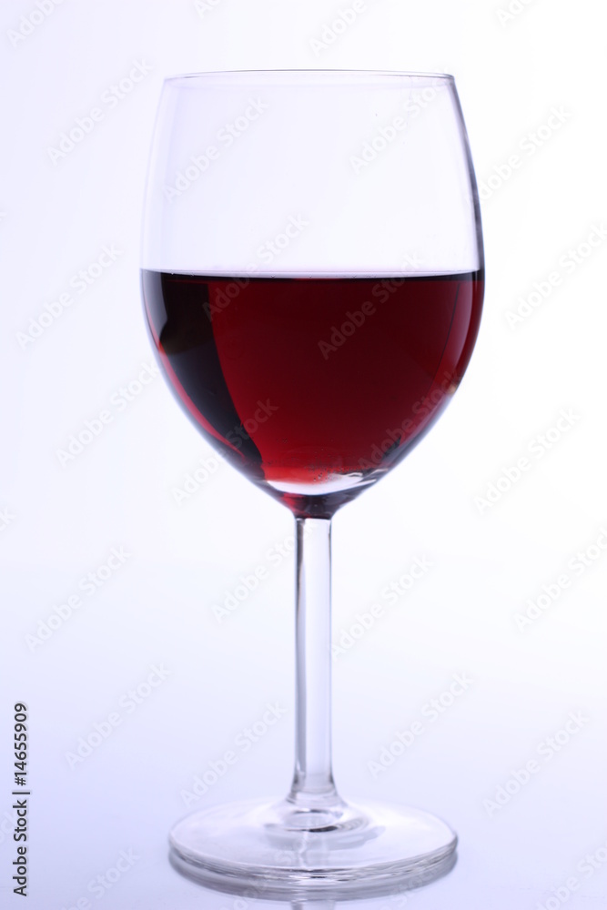 Glas Rotwein auf spiegelnder Oberflache Glas Rotwein auf spiegelnder Oberflache
