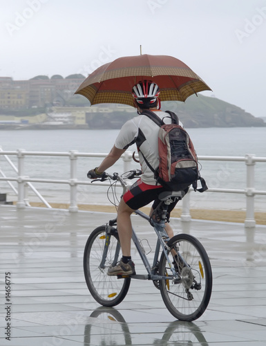 Ciclista con paraguas