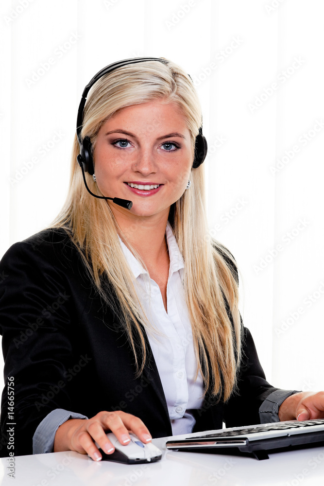 Frau mit Headset und Computer bei Hotline Frau mit Headset und Computer bei Hotline