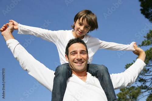 Père portant son fils sur les épaules