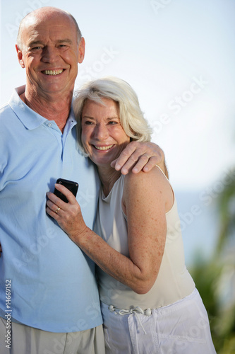 homme et femme âgés avec téléphone portable