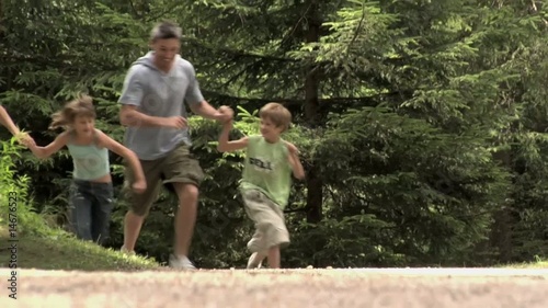 famiglia corre in un bosco