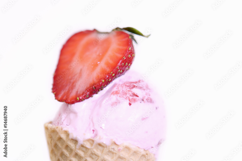 Eis mit frischen Erdbeeren Eis mit frischen Erdbeeren