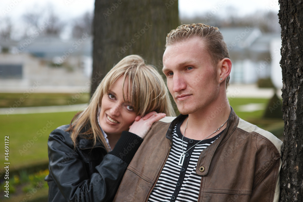Fototapeta premium Frau lehnt an Schulter