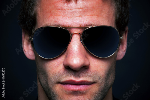 Foto Man wearing aviator sunglasses
