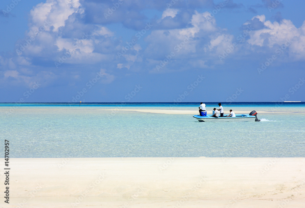 Fototapeta premium pêcheurs maldivien dans un lagon